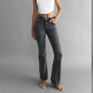 Jeans från Gina  - Gråa ”low waist bootcut jeans” från Gina Tricot. Använda nån gång 💕