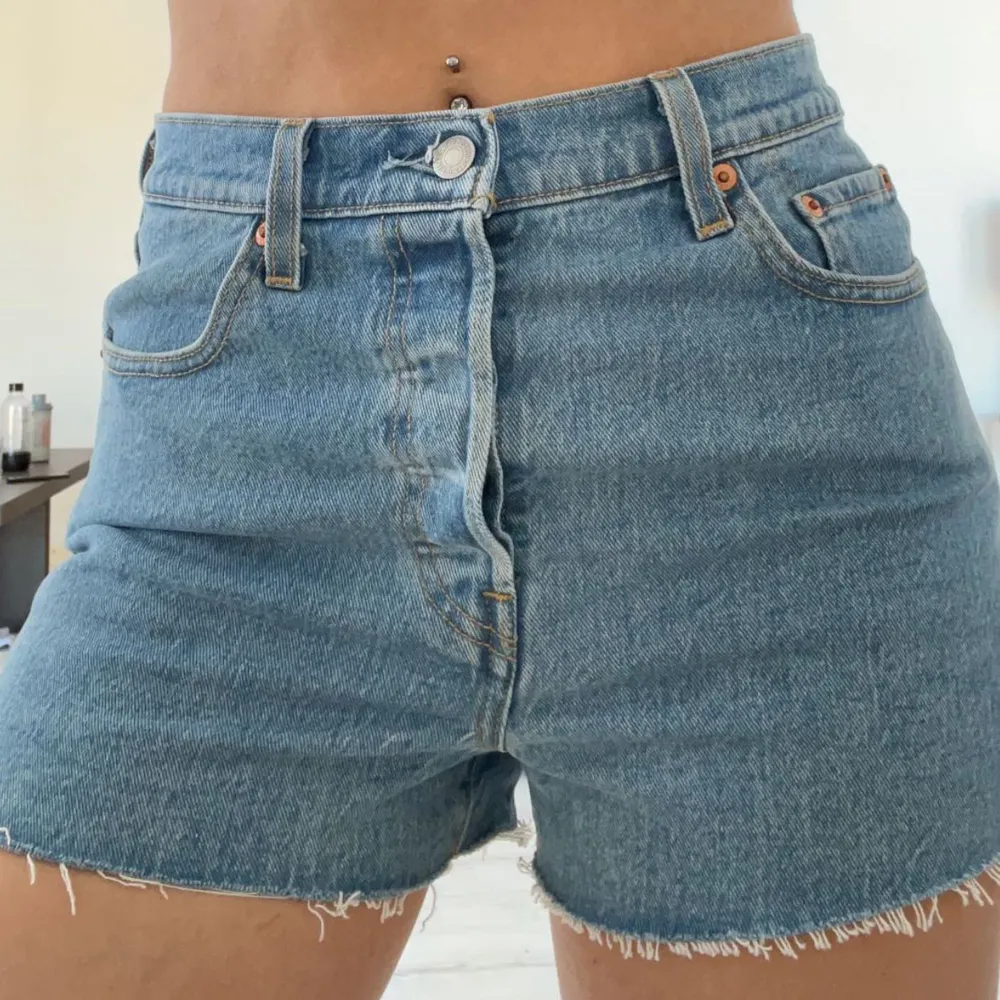 Levis shorts i storlek 29, passar S/M. Shorts.