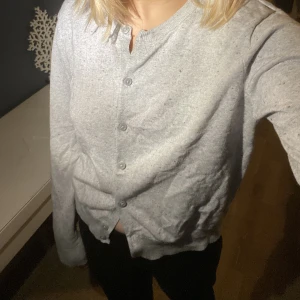 Kofta  - Säljer denna kofta från h&m för 50kr (inga defekter eller så). Storlek M men passar både xs och S. Frakt pris diskuteras ❣️