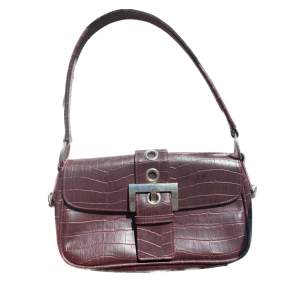Kattig vinröd handväska i imitationsskinn 👜 Köpt på humana och sparsamt använd 🫡