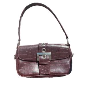 Handväska  - Kattig vinröd handväska i imitationsskinn 👜 Köpt på humana och sparsamt använd 🫡