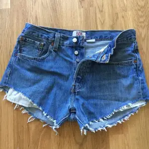Korta jeansshorts med perfekt slitning 💕.   Levis 501