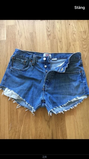 Jeansshorts Levis  - Korta jeansshorts med perfekt slitning 💕.   Levis 501