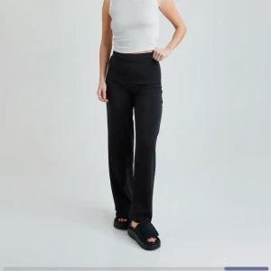 kostymbyxor från bikbok - ”andrine byxa med vida ben” från bikbok storlek 36. nypris 399kr