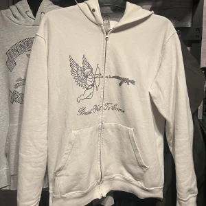 Rhinestone tröja - Tjena, säljer nu min best yet to come tröja med svarta Rhinestone stenar, tröjan är i väldigt bra skick och alla stenar är kvar! Väldigt stil ren teöja som passar till det mesta