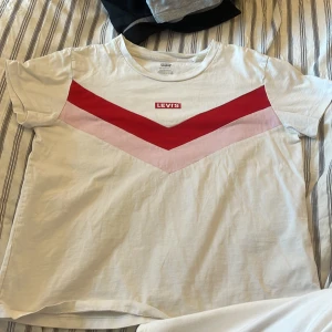 T-shirt  - T-shirten är använd ett fåtal gånger och är i fint skick, passar S/M 