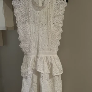 Studentklänning  - Säljer denna fina klänning som passar perfekt till skolavslutning/student. Använd vid ett tillfälle, varav det inga defekter. 