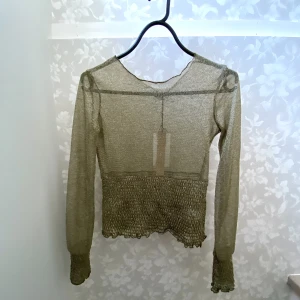 Oanvänd NA-KD tröja - Matiamu By Sofia x NA-KD Recycled Glittery Smock Detail Top. Helt oanvänd, lappar osv. kvar! Bara skriva om synundersökning något☺️💝