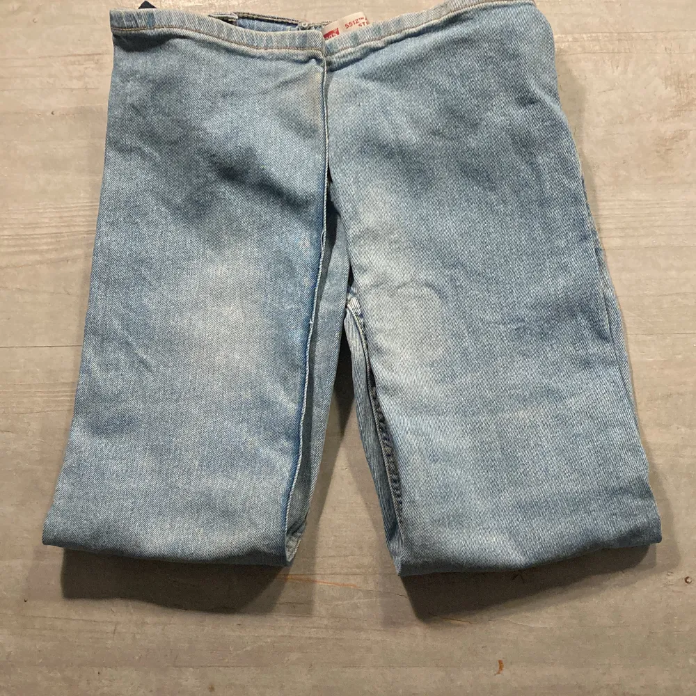 Levis byxor, modell 551Z authentic straight. Storlek 10A byxorna är använda men i rätt så gott skick. Jeans & Byxor.