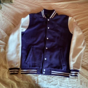 Baseballjacka - Sweater med knappar. Köpt på Sellpy. Ser ut som ny, är nopprig.