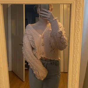 Kofta  - Ljusrosa kofta från Chiquelle, använd ett fåtal gånger men som ny. Perfekt att slänga över en klänning i sommar 🫶🏼