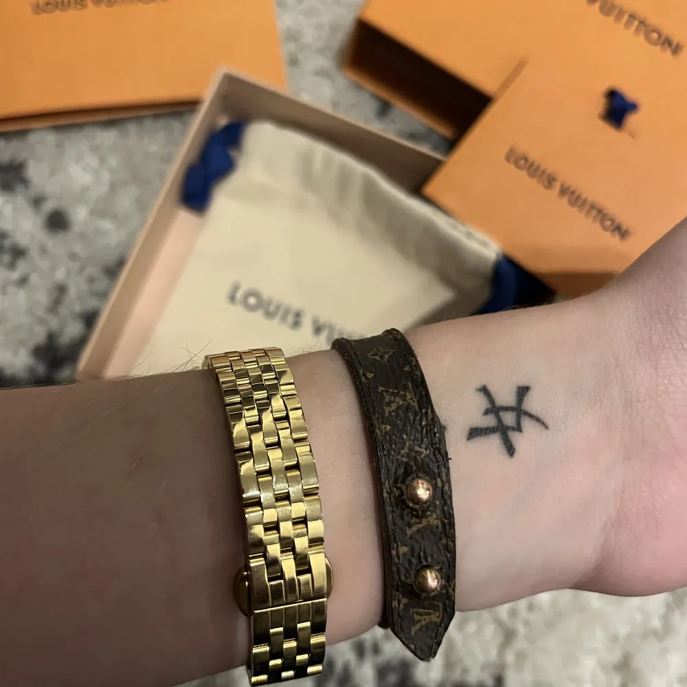 Intressekoll på mitt absoluta favorit armband. Allt vid original köp medföljer. Kvitto, dustbag och kartong. Har två spännen så går att ha två olika storlekar. Detta armband passar folk med små! armleder till ”normal” stora. . Asusteet.