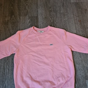 Lee sweatshirt i storlek XS, rosa - En fin sweatshirt från märket Lee i storlek XS