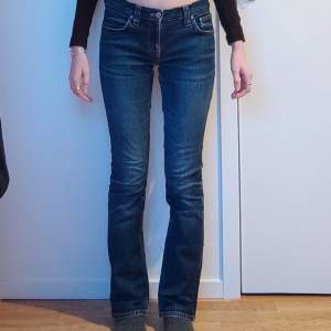 Säljer mina snygga Nudie jeans som är köpta second hand och har använts få tals gånger. De är i perfekt skick, midjemått: 38 och innerbenslängden: 77. Skriv till mig för fler frågor och om ni är intresserade.