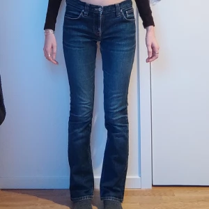 Lågmidjade jeans  - Säljer mina snygga Nudie jeans som är köpta second hand och har använts få tals gånger. De är i perfekt skick, midjemått: 38 och innerbenslängden: 77. Skriv till mig för fler frågor och om ni är intresserade.