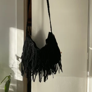Crossbody väska med fransar🖤 - Superfin men kommer tyvärr inte till användning💞 Ganska rymlig och dragkedjan är ett hjärta🖤🖤🖤