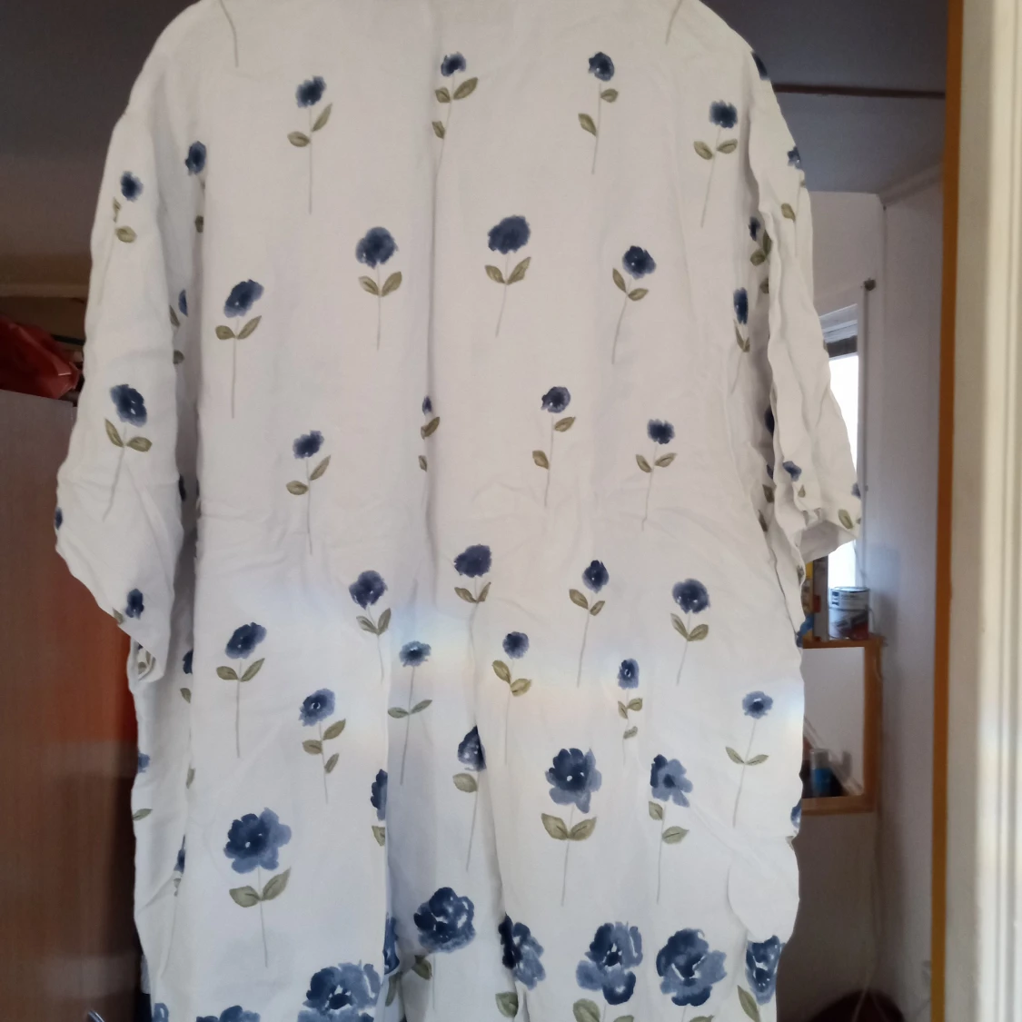 Ljusblå blommig blus i stl 50 /52 . - 90