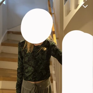 Tunn långärmad tröja - Säljer denna tunna långärmade tröjan med gröna drakar på. Tröjan är från Newyorker och är i storlek xxs men är liten i storleken. Inga större tecken på användning. Säljer av skäl att den inte kommer till användning längre. Pris kan diskuteras.