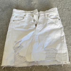 Jeanskjol - Jeanskjol med lite blåa märken på baksidan därav nedsatt pris 