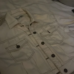 Jeansjacka  - Inte alls sliten aldrig använd och perfekt nu till sommaren passar med ett par Jens och en fin topp. Pris diskuteras