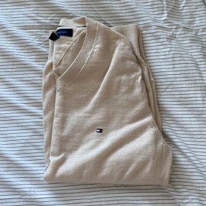 Stickad tröja ifrån Tommy hilfiger  - Jätte snygg oversized tröja ifrån Tommy hilfiger använd några gånger men köpt vintage!! 