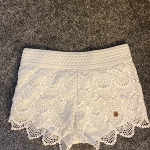 Vita shorts  - Ett par superhärlig vita shorts!! Perfekt nu till sommaren 🥰🫶🏼