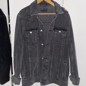 Denim jackor  - Cirka Storlek L på båda. Den gråa är helt oanvänd och den bruna är använd ett par gånger 