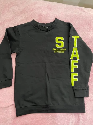 Barn tröja  - Crewneck tröja i storlek 146/152  Ny oanvänd  