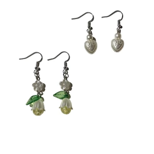 Petite Earings - Super små söta handgjorda örhängen, 35kr/styck!   Bjuder på gratis frakt vid köp över 65kr (kolla profil för mer smycken)🚚 Betalning sker via swish, skriv vid intresse! 🧸💗