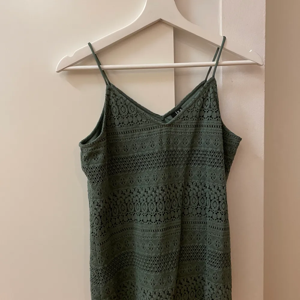 Grönt linne från Vero Moda. 100% bomull väldigt fin kvalité, använd cirka 5 ggr🥰. Toppar.