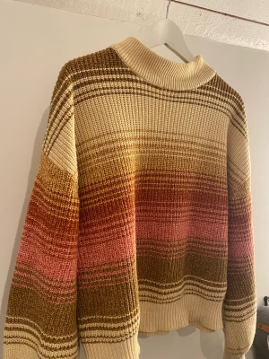 Stickad tröja - Multifärgad stickad tröja från Monki storlek M Bra skick