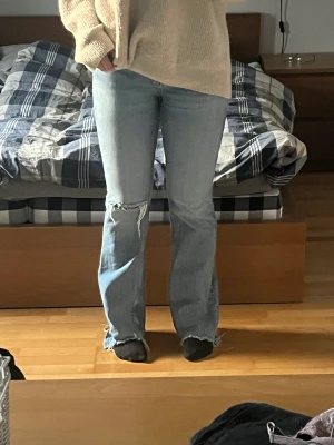 Jeans - Inköpspris: 599 SEK Storlek: 42 EU Full Length (jag är 179 cm) NYSKICK Använda 1-2 gånger