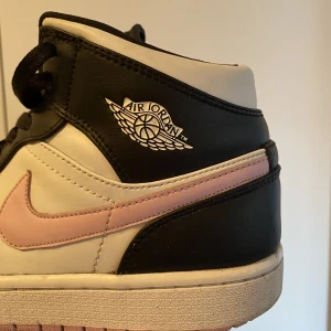 air jordan 1 Mid - Artic Pink  - säljer mina jordans i använt med fint skick! 💗skriv vid frågor eller för fler bilder
