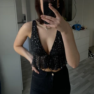 festlig topp 🖤 - En söt festlig topp, med öppen rygg! Kommer inte till användning🖤