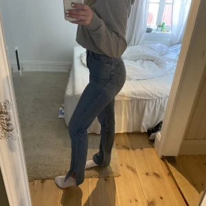 Jeans med slits - Säljer dessa jeans från Nelly, använd fåtal gånger så i fint skick. Stl 34 men är stor i storleken så passar nån som har 36 kanske liten 38. Har även sytt upp dom lite så passar en som är ca 163cm. Nypris 600kr säljer för 300kr. 69kr i frakt