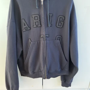 Axel arigato kofta Mörk grå - Oversized kofta, Axel arigato. Köpt julen 2022 . Knappt använd och i riktigt bra kondition. 