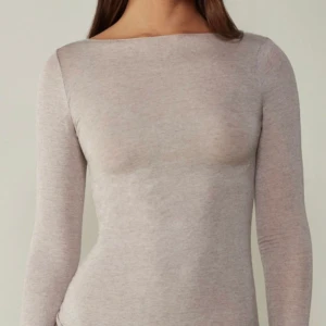 Intimissisi tröja - Säljer min intimissisi tröja för att jag vill ha en mörkblå istället så kan byta också! Endast använd 1 gång, men tröjan har ett litet hål på ena armen men som kan enkelt sys igen då det är på sömmen❤️