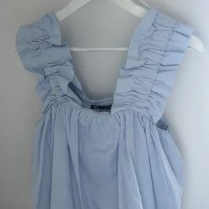 topp från zara - så söt sommar topp från zara med volangee. Aldrig använd! slutsåld i butik & på hemsidan. Pris kan disskuteras!