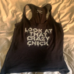 rhinestone tröja  - ett linne med rhinestones på, ”look at that crazy chic” nyskick o använd två tre gånger. skulle uppskatta strl L