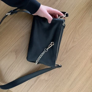 Väska Zara - Svart väska från Zara i bra kvalité. Med gulddetaljer, köpt för runt 6-700 kr 