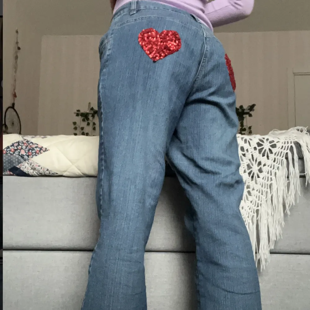 Lågmidjade jeans (där jag håller med fingret är min navel) i strl 38/Medium. Lite stora på mig som vanligtvis har S i byxor. Har sytt på detaljerna själv o man kan ju välja o spretsa upp de om man vill. Köparen står för frakten💕 . Jeans & Byxor.