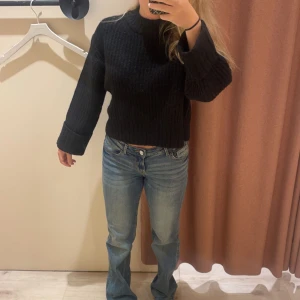 Svart stickad tröja  - Väldigt snygg stickad tröja! Inte använd många gånger alls🫶