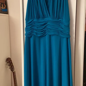 Balklänning säljes :)  - Säljer balklänning i nyskick, strl 42 & pris kan diskuteras :) 