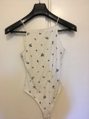 Body - Body vit med blå blommor djup rygg