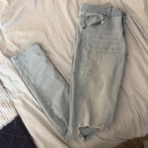 Mid waist jeans - Mid waist jeans med straight leg från gina Tricot! Säljer för 60kr + frakt storlek S men är stor i storleken 