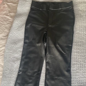 Skinnbyxor  - Fina highwaist skinnbyxor ifrån zara och praktiskt taget oanvända. Små i storleken därför har jag som är en 34 tagit L i dessa byxor💞