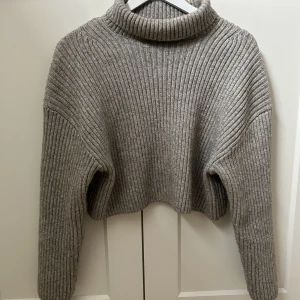 Stickad polo - Grå stickad tröja med kort polo i storlek M💕 säljer för 50kr plus frakt!