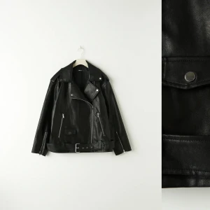 Skinnjacka - Oversized i storlek S. Aldrig använd! Säljer för 400+ frakt men om de e en snabb affär så säljer ja den för 400 med frakt! Pris kan diskuteras ändå!