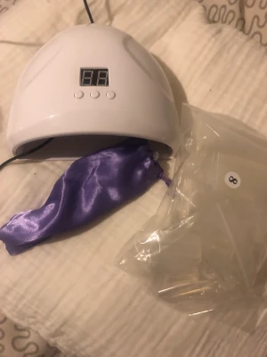 Nageltillbehör - Nu säljer jag en Uv-lampa, 500st tippar och 1 elfil💘 säljer för 100kr + frakt🌷Säljer för att jag inte har någon användning till de, och det är inget fel på sakerna💘