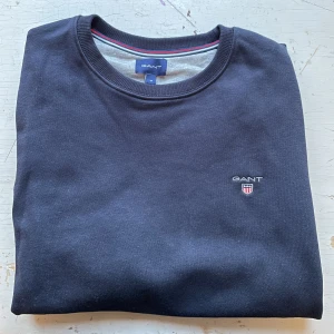 Gant tröja - Gant tröja i storlek M. Knappt använd och är i väldigt bra skick. Pris kan diskuteras. Kan mötas upp till viss del annars står köparen för frakt.